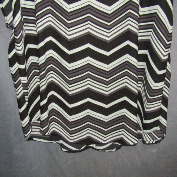 Torrid Top Size 2X Mint Green Black Zig Zag Print Semi Sheer Blouse Button Back - Picture 3 of 9